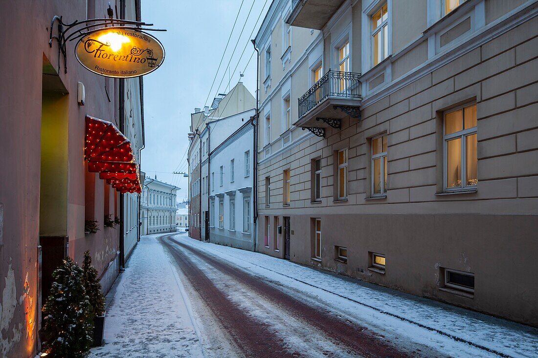 Winterabend in der Altstadt von Vilnius, Litauen.