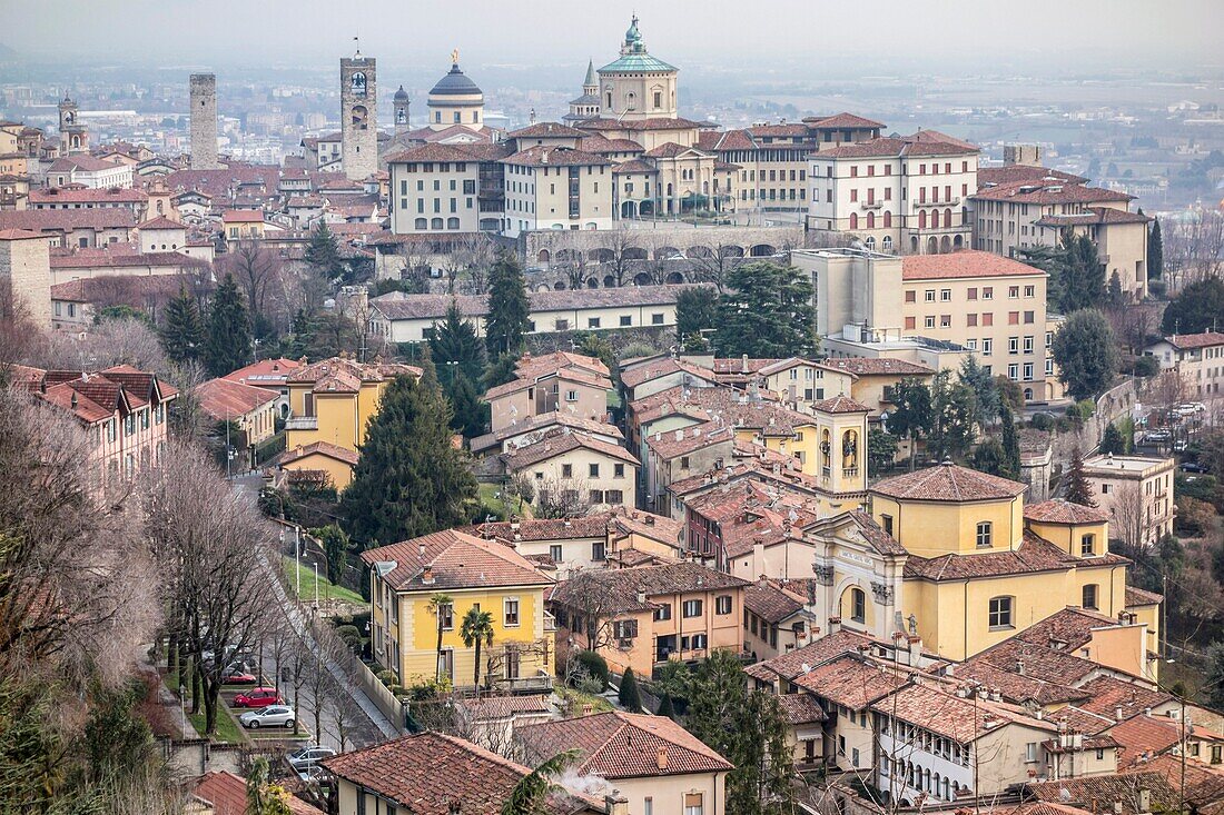 Allgemeine Stadtansicht des mittelalterlichen Viertels, Citta Alta, Bergamo, Lombardei, Italien.