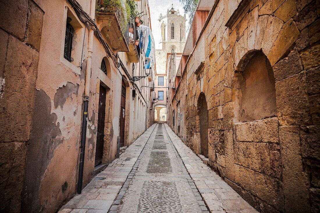 Blick auf die Straße, Altstadt von Tarragona, Spanien.