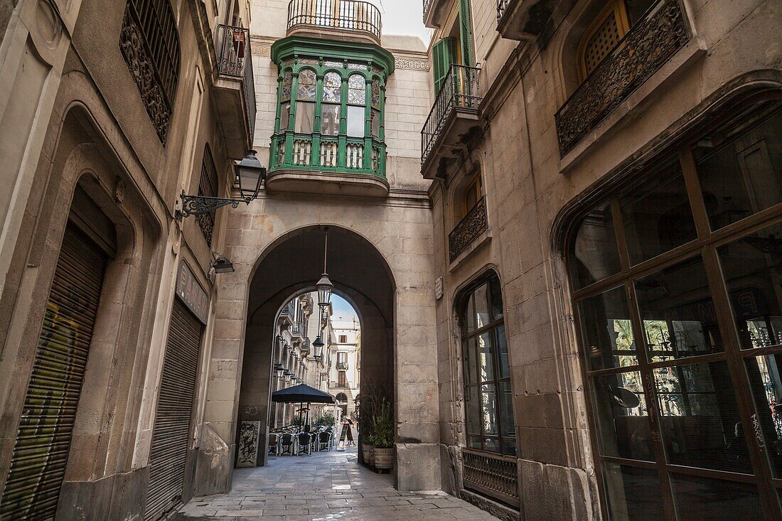 Alte Straßenansicht, gotisches Viertel in der Nähe von Plaza Real, Barcelona.