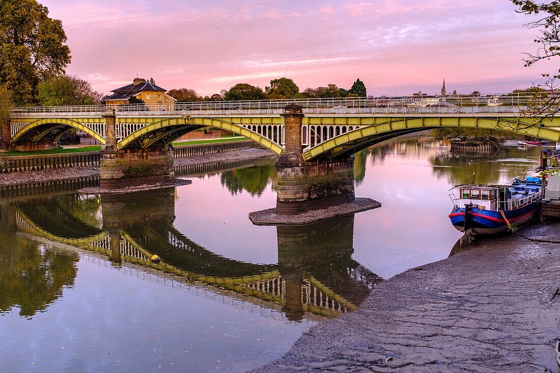 England, Riggmond-upon-Thames. Themse bei Ebbe und Twickenham Railway Bridge