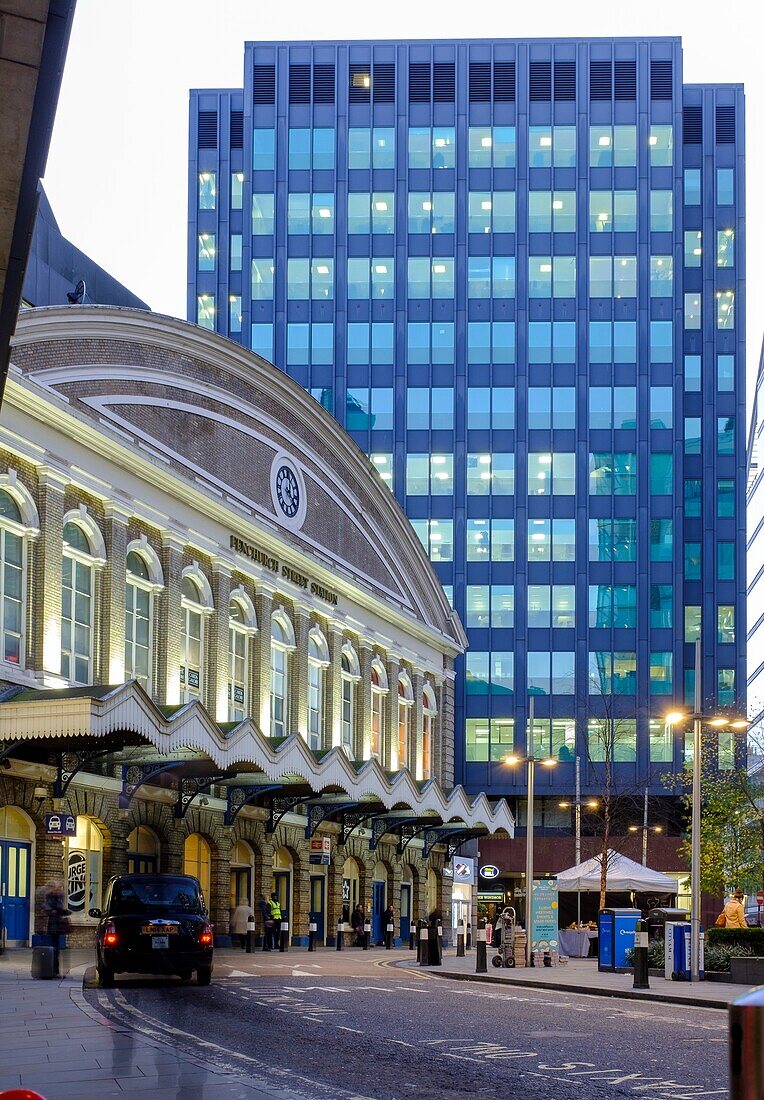 Haupteingang der Fenchurch Street Station am Fenchurch Place im Financial District, City of London, England.