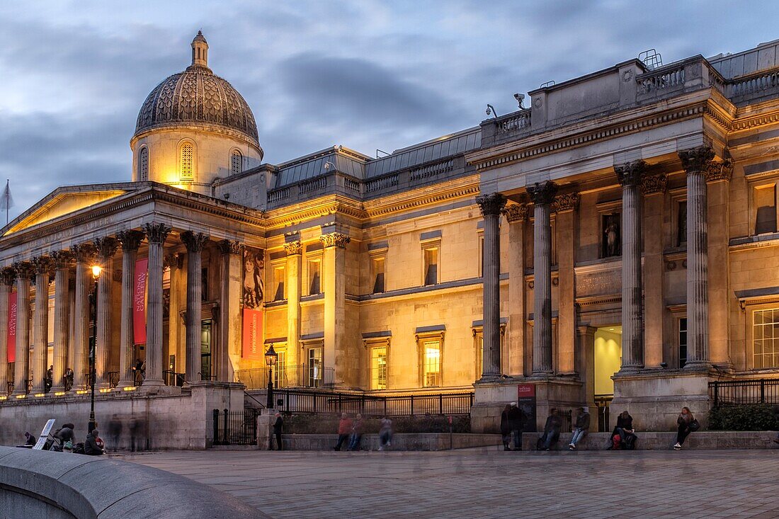 England, London, Trafalgar Square, die National Gallery bei Nacht.