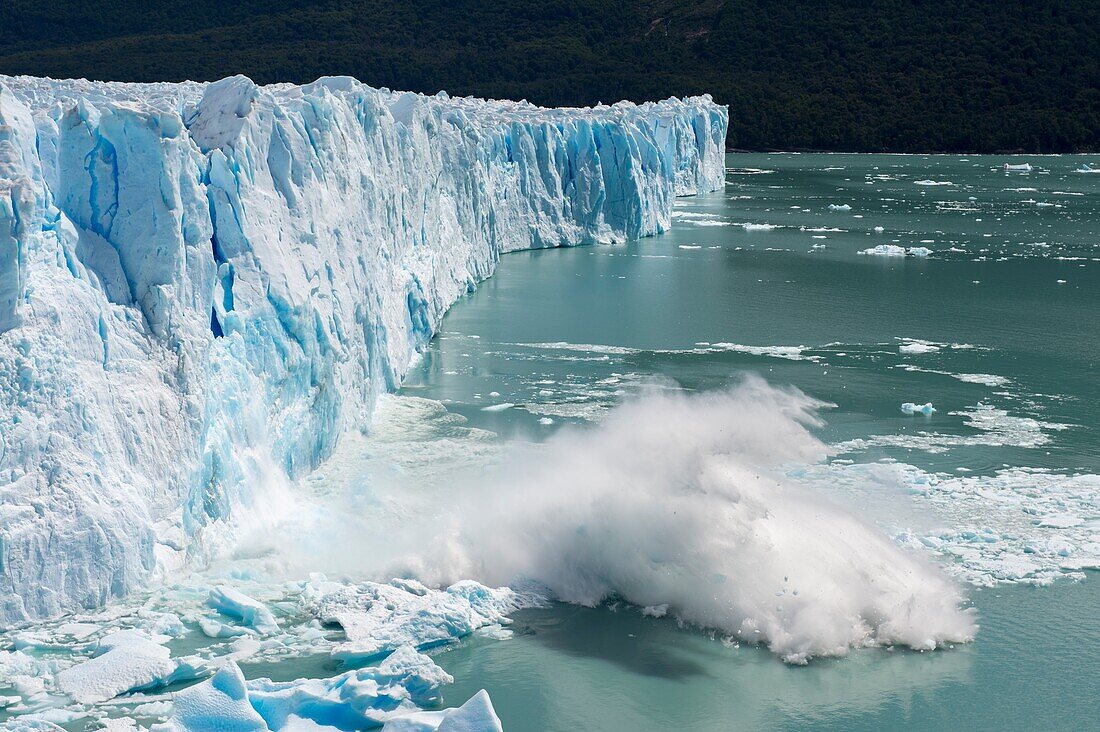 Sequenz eines riesigen Eisbrockens, der von der Gletscherwand des Perito-Moreno-Gletschers im Nationalpark Los Glaciares in der Nähe von El Calafate, Argentinien, kalbt.