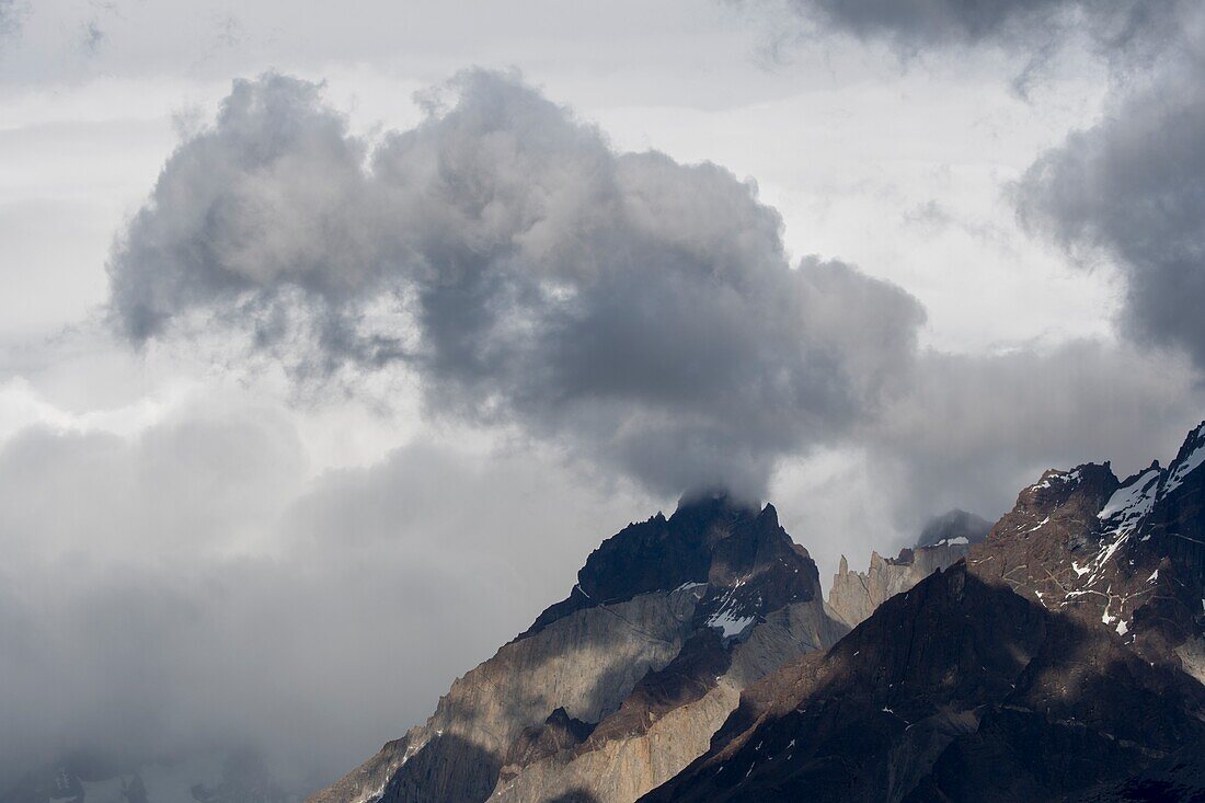 Dramatische Wolken über den Cuernos del Paine (Hörner) im Paine-Massiv die Cuernos del Paine (Hörner) im Nationalpark Torres del Paine im Süden Chiles.