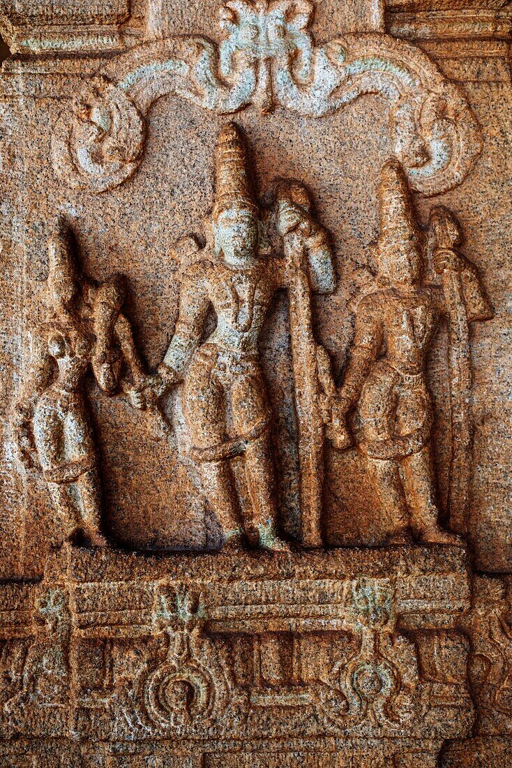 Skulptur von Lord Rama, Lakshman und Sita im Vittala-Tempel, Hampi, Karnataka, Indien.