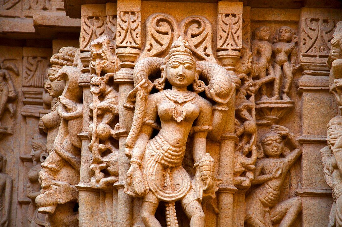 Wunderschön geschnitzte Idole, Jain-Tempel, gelegen im Festungskomplex, Jaisalmer, Rajasthan, Indien.