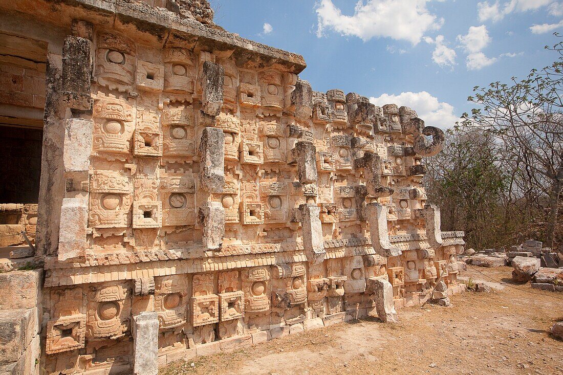 Blick auf den Palast der Masken-El Palacio De Los Mascarones oder Codz Poop in der Maya-Ausgrabungsstätte Kabah auf der Puuc-Route, Bundesstaat Yucatan, Mexiko, Mittelamerika
