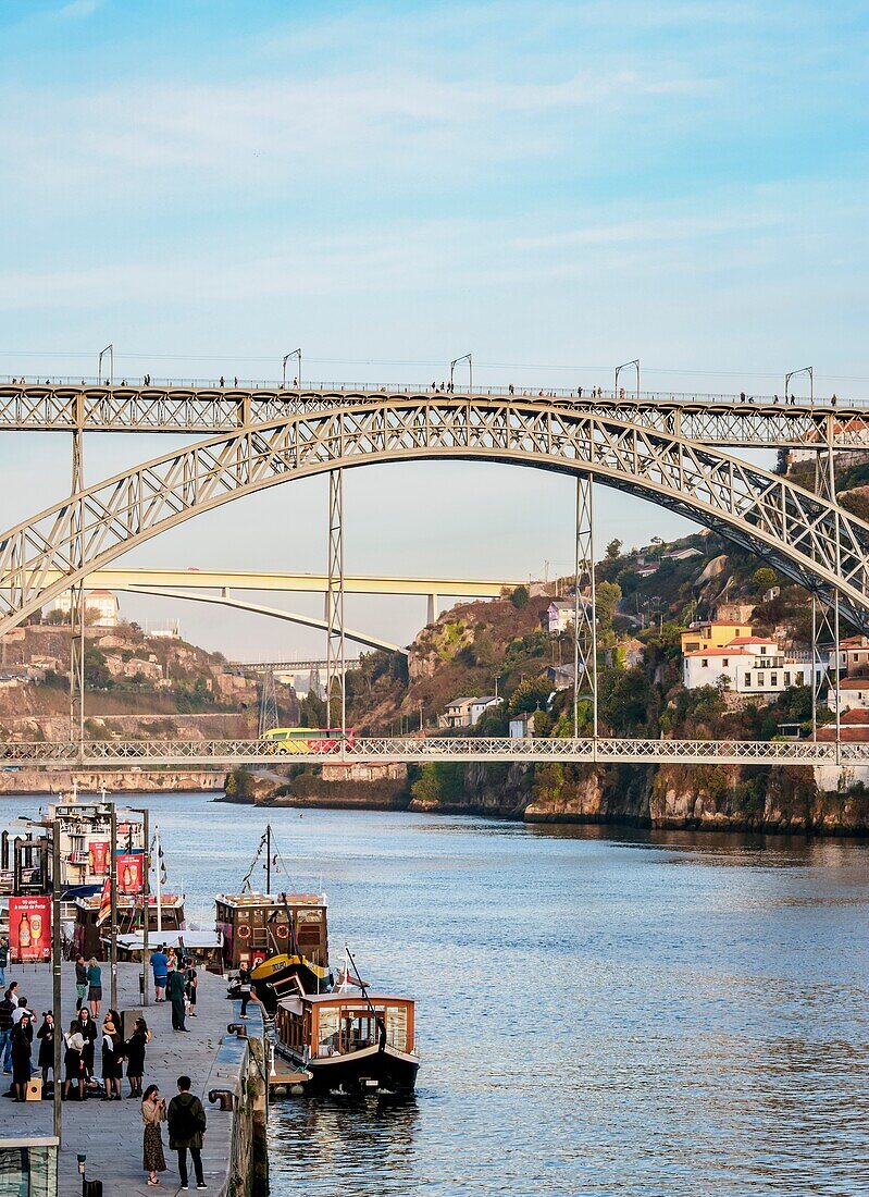 Cais da Estiva, Fluss Douro und Brücke Dom Luis I, Porto, Portugal.