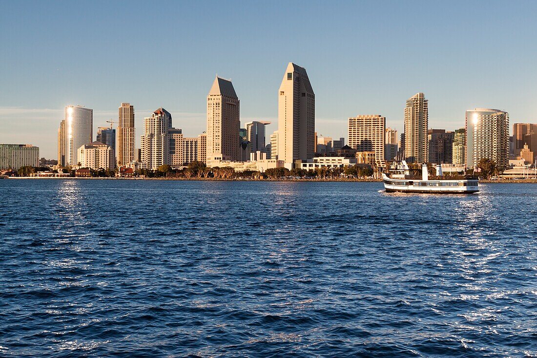 Panoramablick auf die Innenstadt von San Diego von Coronado Island. San Diego, Kalifornien, USA.