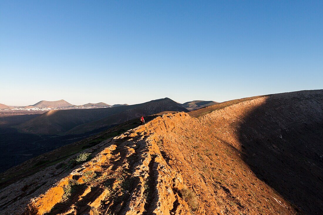 Gehen Sie am Kraterrand entlang. Timanfaya, Lanzarote. Spanien.