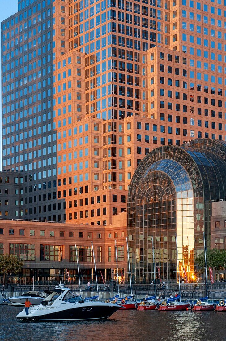 World Financial Center Bürogebäude im Finanzviertel von Manhattan. Weltfinanzzentrum. Wintergarten Atrium Brookfield Place an der North Cove Marina in Lower Manhattan.