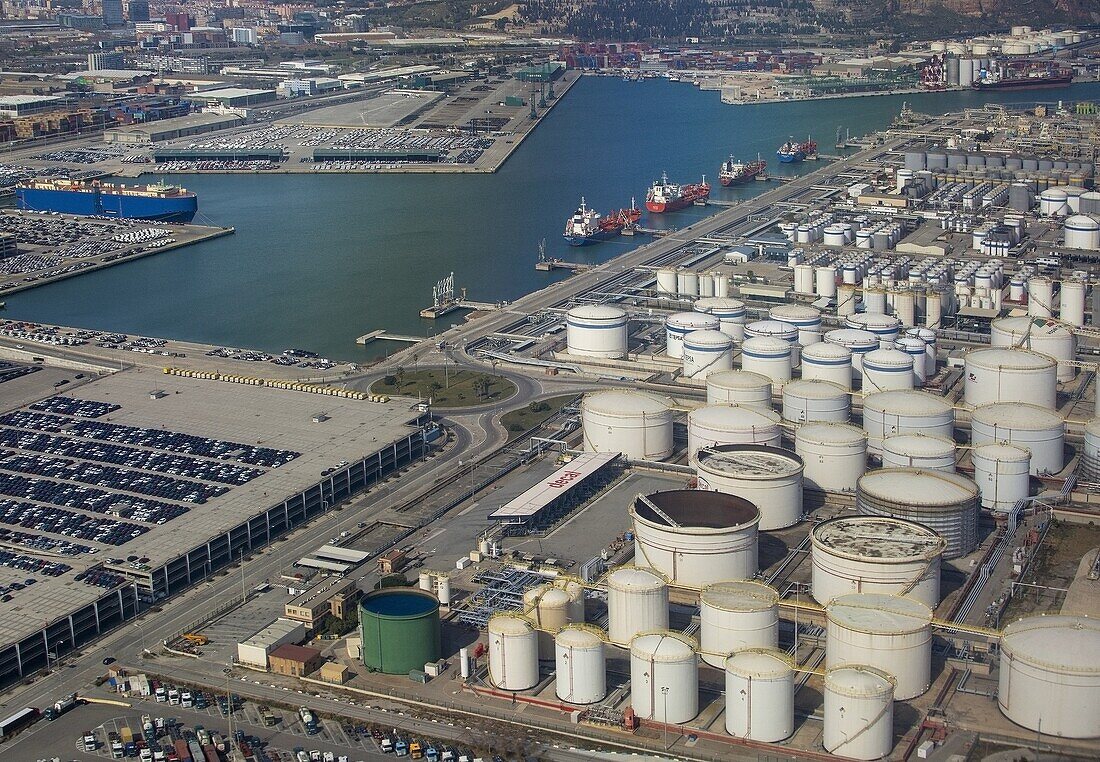 Luftaufnahme des Lagerbereichs von Erdölgas- und Öldepots in Barcelona, Spanien.