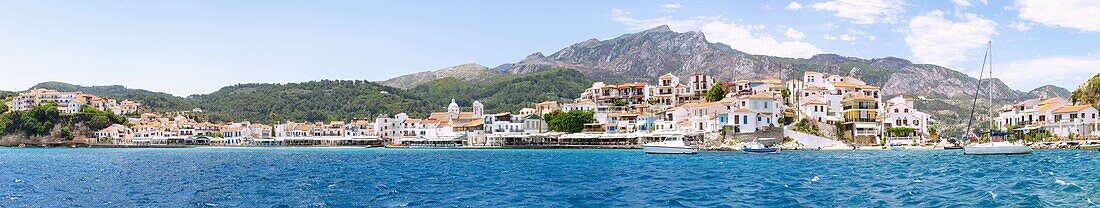 Kokkari, Altstadt mit Hafen und Booten auf der Insel Samos in Griechenland