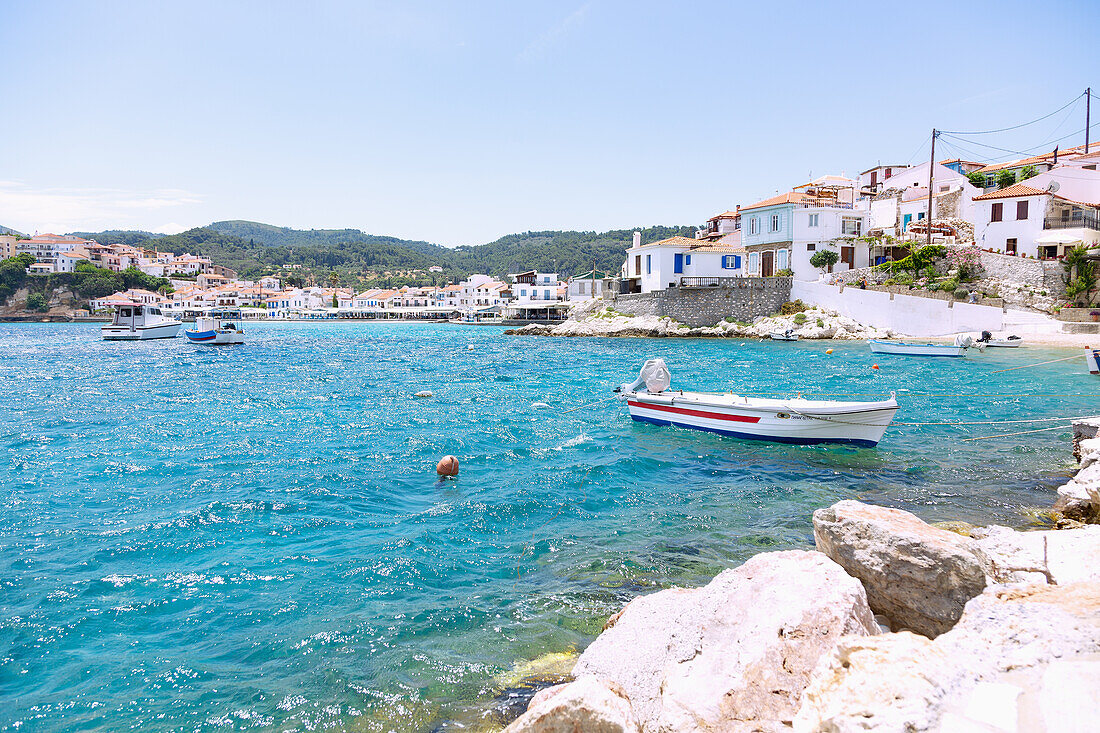 Kokkari, Altstadt mit Hafen und Fischerbooten auf der Insel Samos in Griechenland