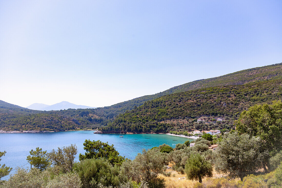 Panorama der Bucht von Kerveli Beach mit Blick auf die Berge Sirrachos und Profitis Ilias im Osten der Insel Samos in Griechenland