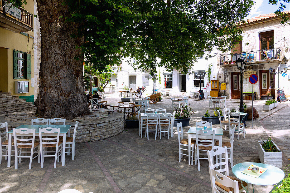 Bergdorf Komeika, Platea mit Taverne an der Südwestküste der Insel Samos in Griechenland