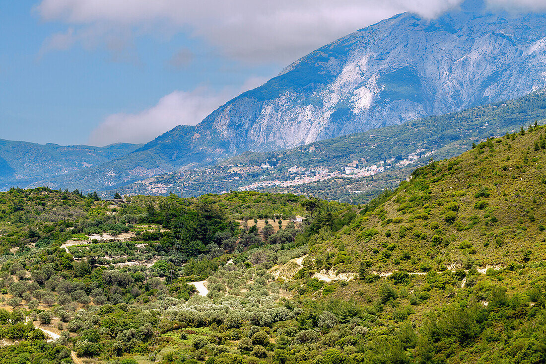 Berglandschaft am Kerkis mit Blick auf das Bergdorf Marathokampos an der Südwestküste der Insel Samos in Griechenland