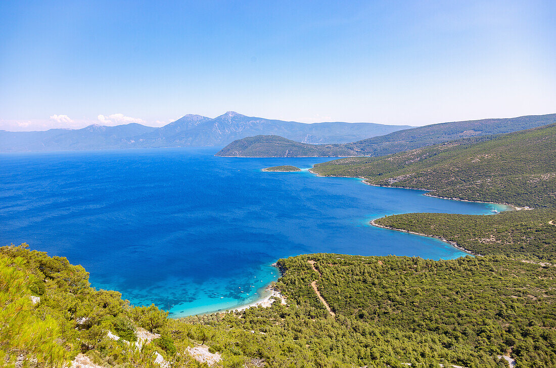 Küstenpanorama der Bay of Mourtias mit einsamen Badebuchten und Blick auf die türkische Küste im Osten der Insel Samos in Griechenland