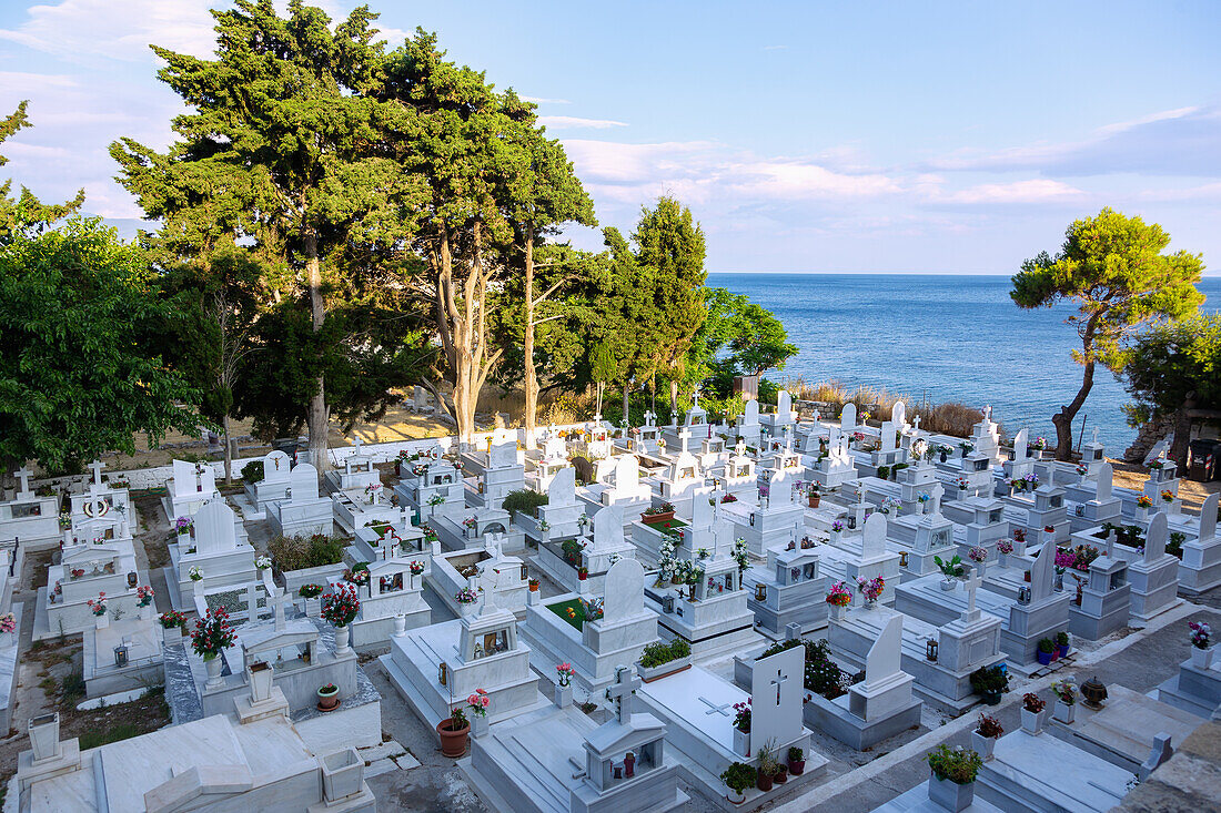 Friedhof der Kirche Metamórphosis tou Christoú in Pythagorion auf der Insel Samos in Griechenland