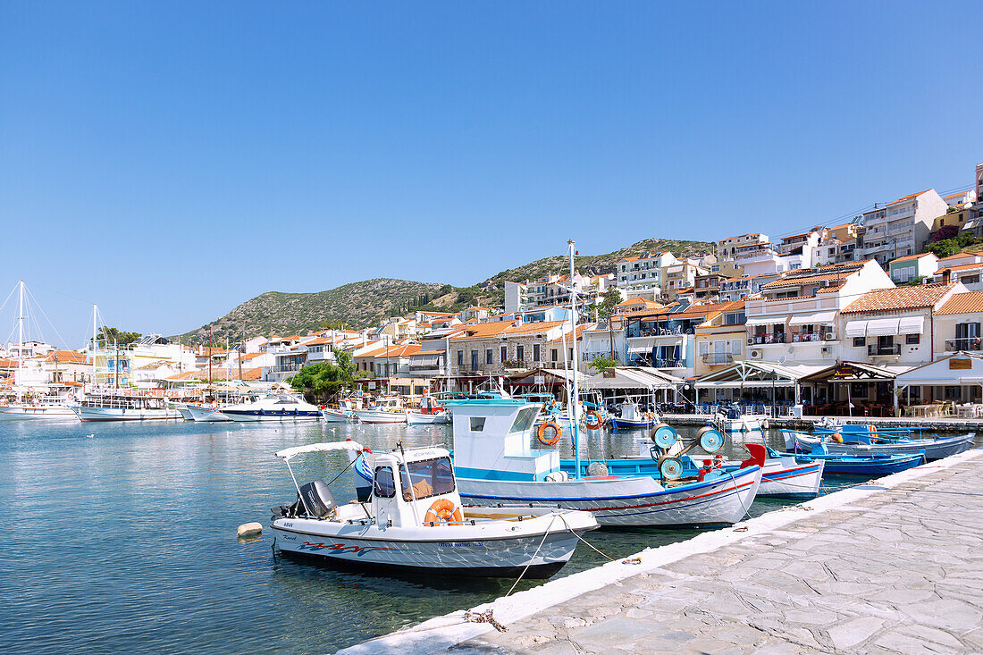 Altstadt und Fischerhafen von Pythagorion auf der Insel Samos in Griechenland