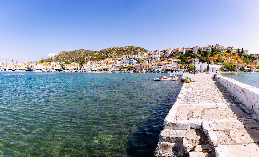 Antike Mole, Altstadt und Fischerhafen von Pythagorion auf der Insel Samos in Griechenland