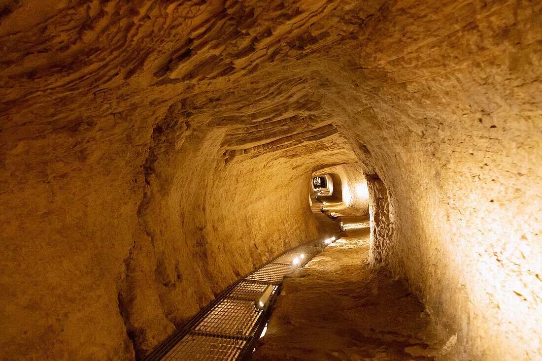 antiker Tunnel des Eupalinus zur Wasserversorgung bei Pythagorion auf der Insel Samos in Griechenland