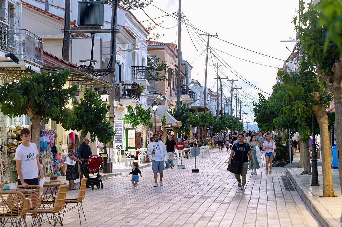 Hauptstraße Lykourgou Logotheti zum Fischerhafen von Pythagorion im Abendlicht auf der Insel Samos in Griechenland