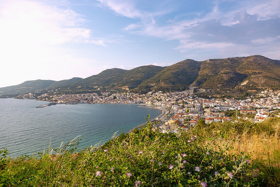 Stadtpanorama von Samos-Stadt mit Blick auf die Bucht von Vathy und den Berg Thios auf der Insel Samos in Griechenland
