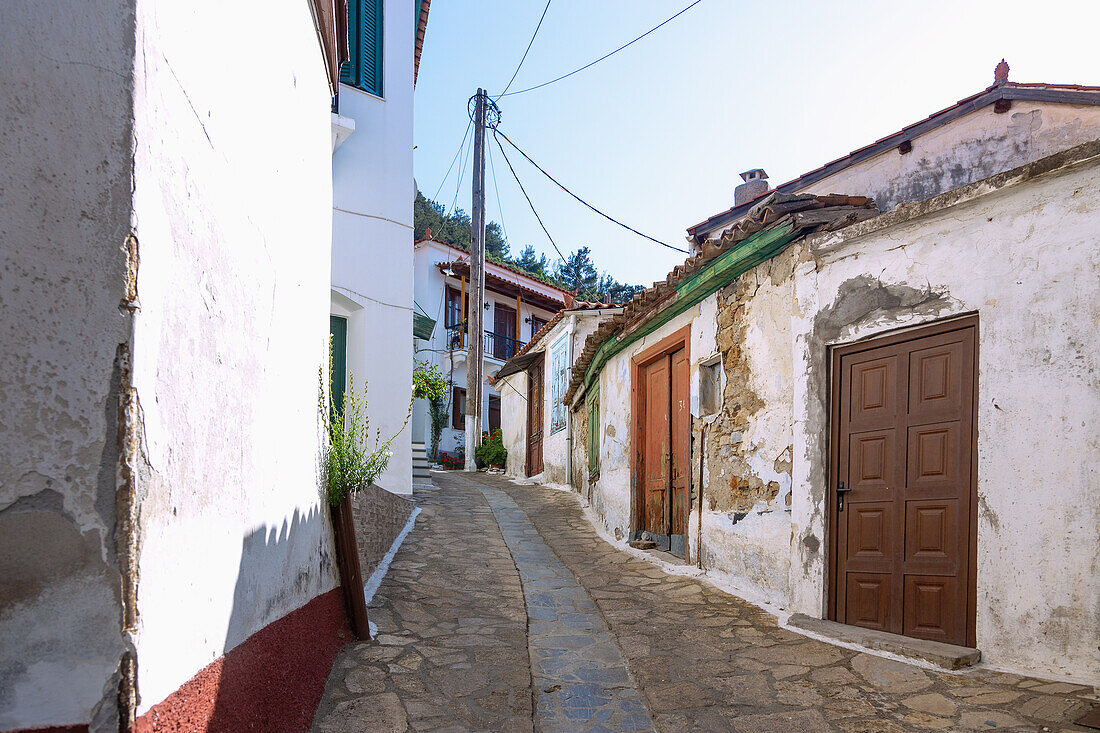 Gasse im Bergdorf Vourliotes im Norden der Insel Samos in Griechenland