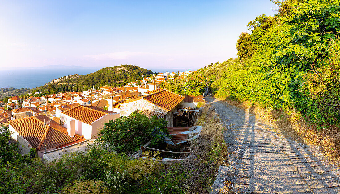 Vourliotes, Bergdorf mit Küstenblick im Norden der Insel Samos in Griechenland