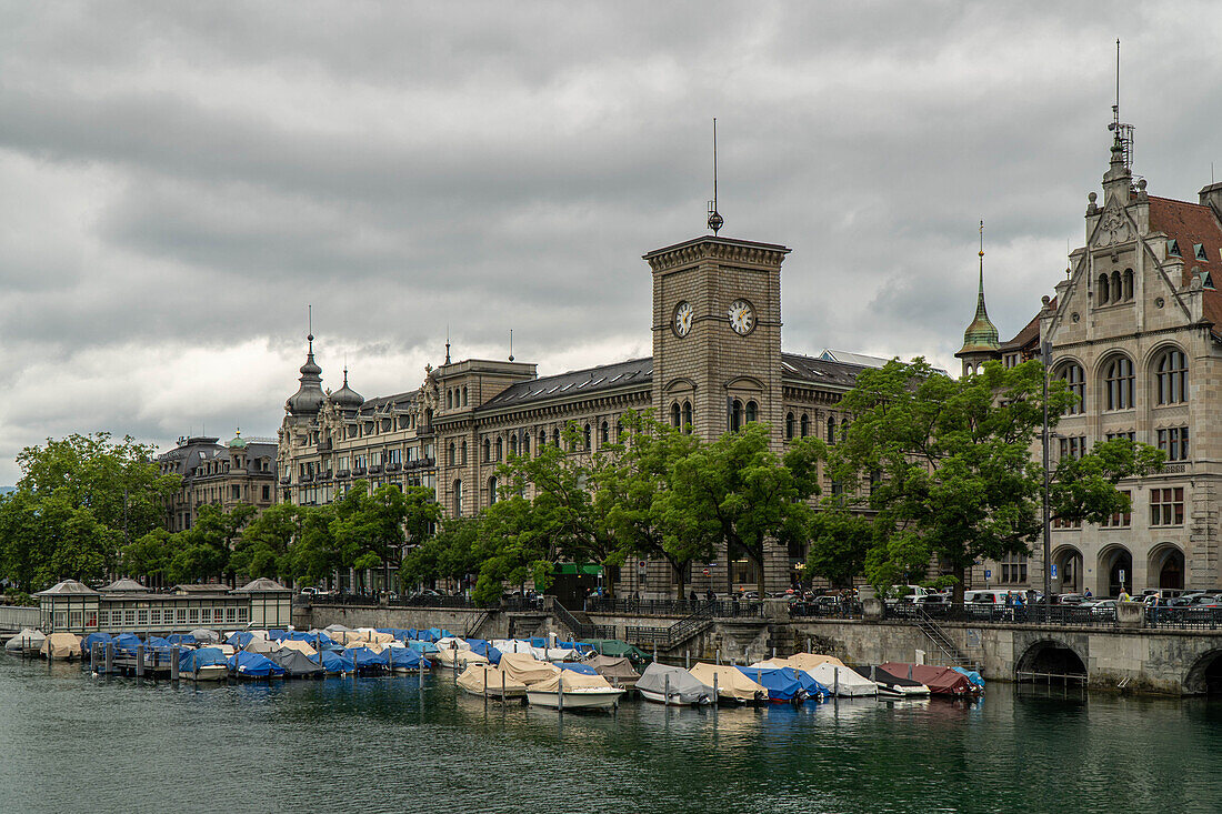 zugedeckte Boote, Zürich an der Limmat, Schweiz