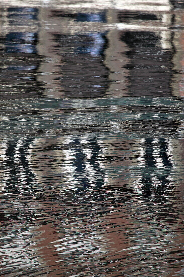 Reflexion der Häuser am alten Hafen von Honfleur, Côte Fleurie, Normandie, Frankreich