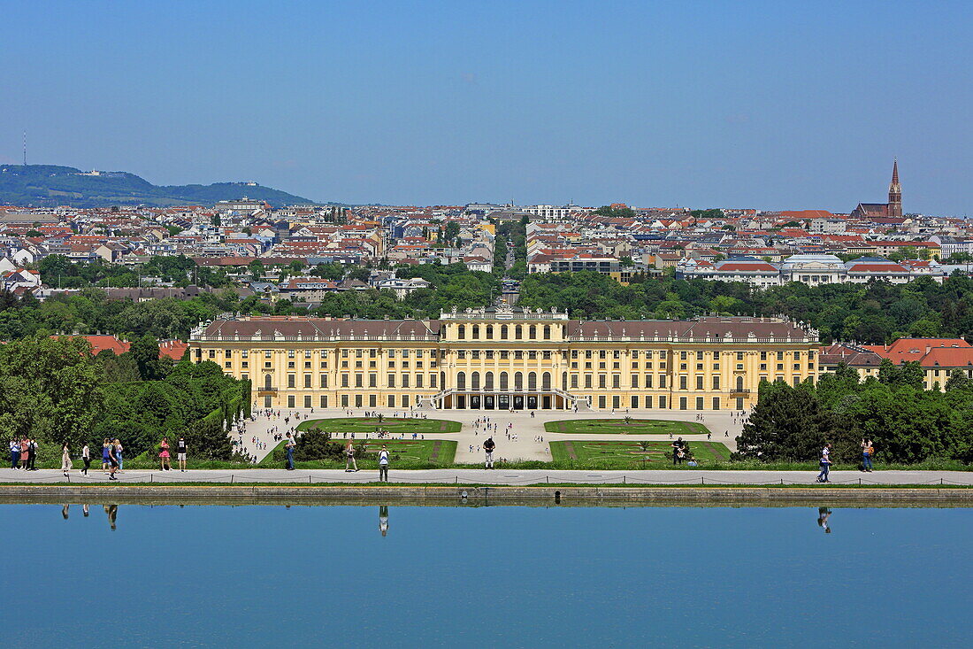 Blick von der Gloriette auf Schloss Schönbrunn, Wien, Österreich