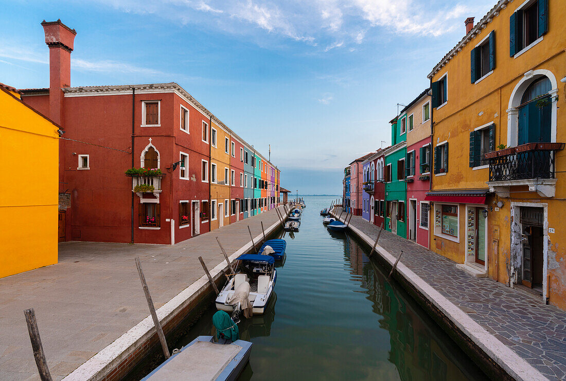 Europa, Italien, Venedig. Häuser und Boote am Kanal in Burano.
