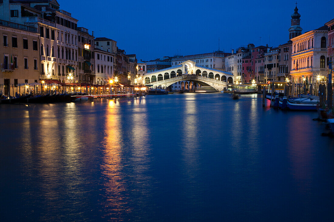 Italien, Venedig. Venedigs ikonische Rialtobrücke in der Dämmerung.