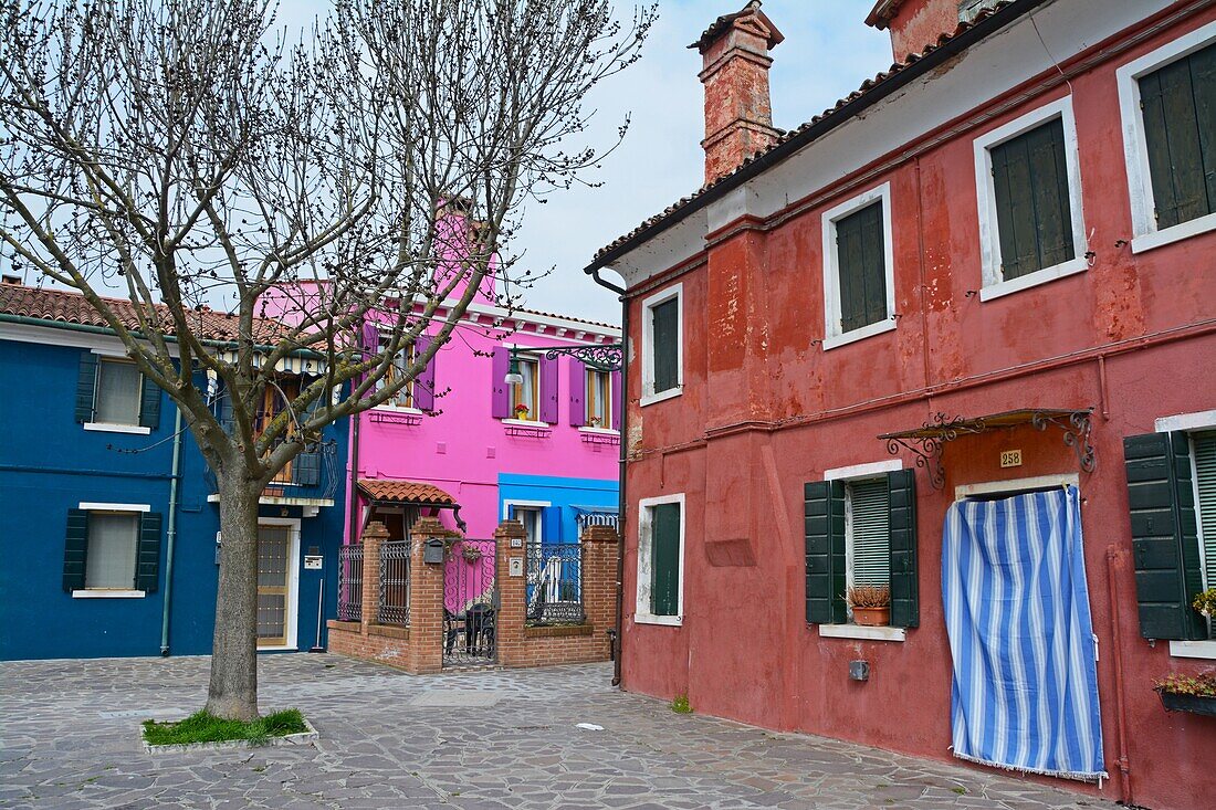 Häuser in Burano, Venedig, Venetien, Italien.