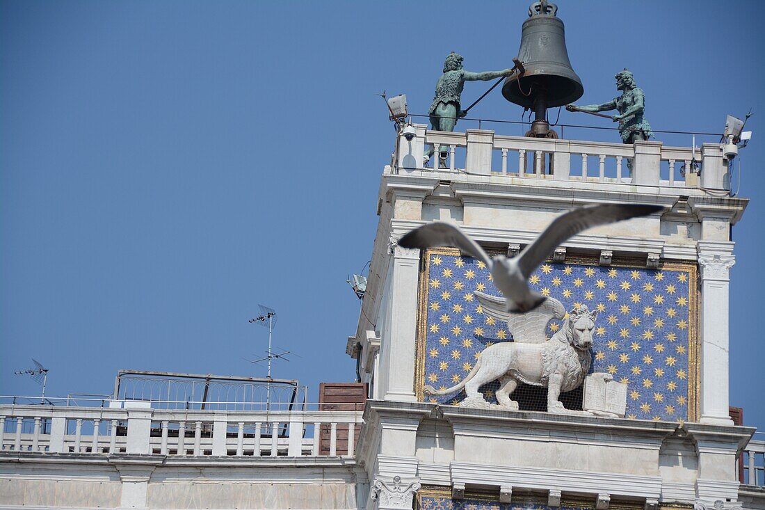 Die Spitze des Uhrenturms - Torre dell Orologio - Markusplatz, Venetien, Italien.
