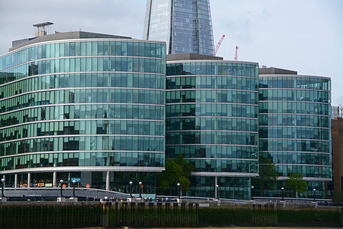 Bürogebäude im More London Development am Themseufer. Dahinter sehen wir eine Teilansicht des Shard. London, England, Großbritannien.
