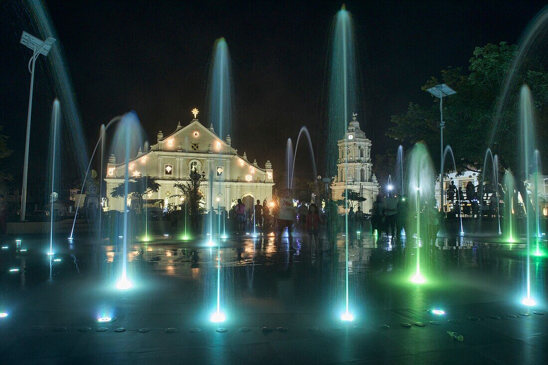 Magische Springbrunnenshow in der St. Paul Kathedrale, Vigan, Ilocos Sur, Philippinen.