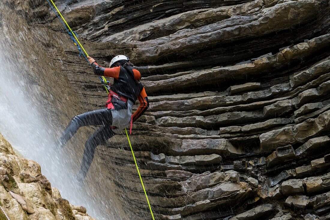 Bergsteiger absteigend eine Schlucht, Broto, Pyrenäen, Spanien.