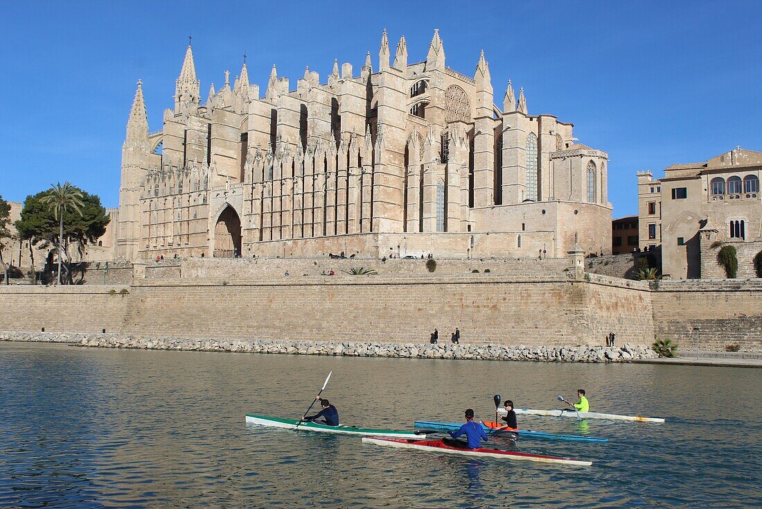 Kanufahrer üben Kajak in einem See in der Nähe der Kathedrale von Palma de Mallorca, Balearen, Spanien, Europa.