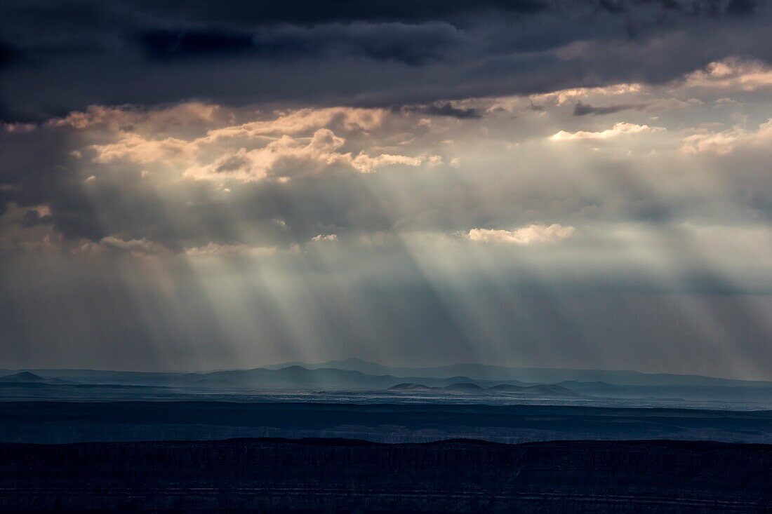 Gewitterwolken ziehen über den Grand Canyon in der Nähe von Timp Point, Kaibab National Forest, Arizona.