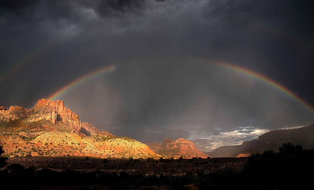 Ein Regenbogen erscheint während eines Monsungewitters im Zion National Park, Utah.
