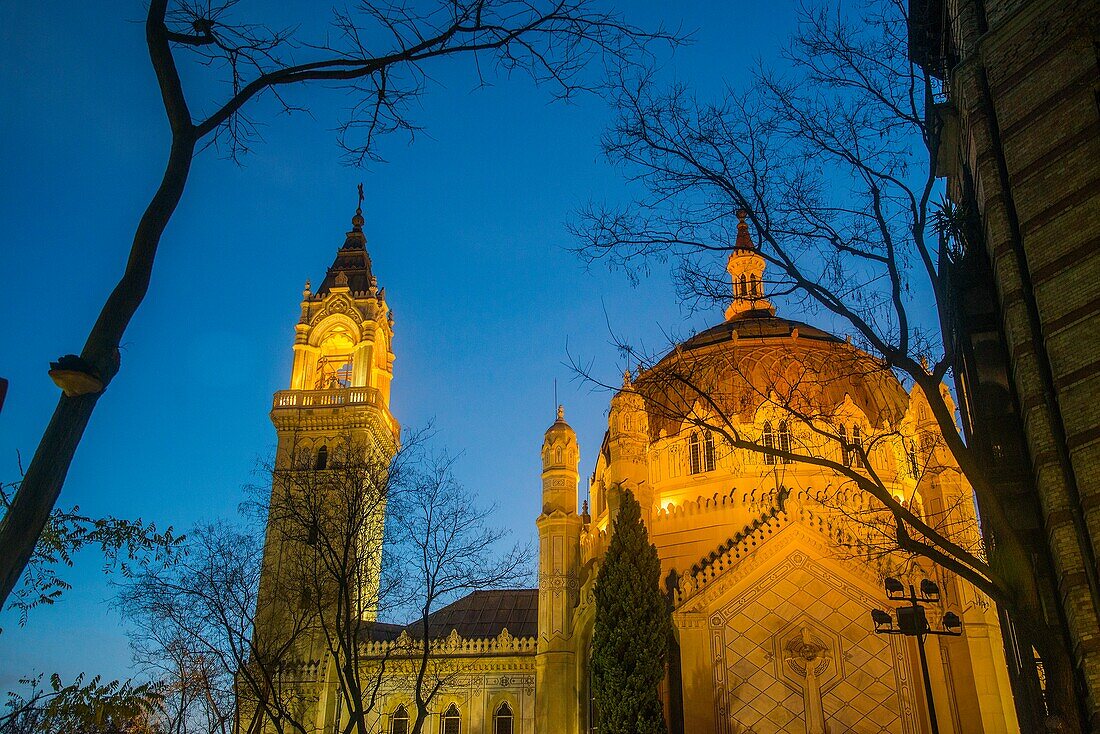 Kirche San Manuel y San Benito, Nachtansicht. Madrid, Spanien.