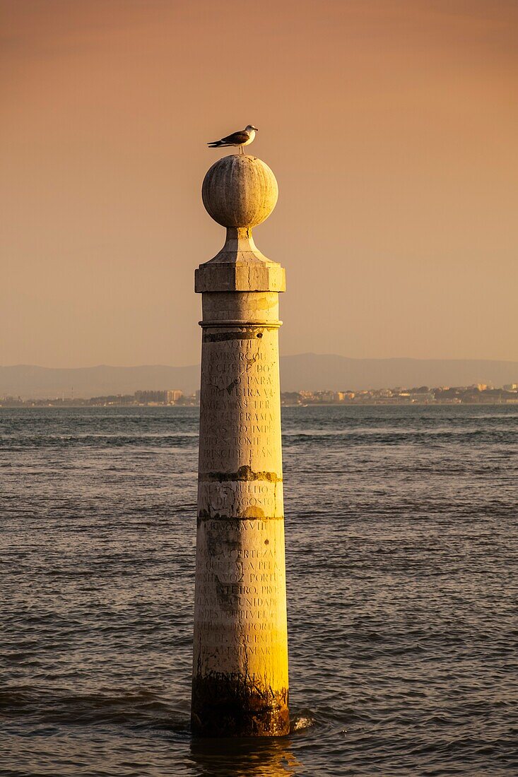 Pier mit Säule, Commerce Square, Lissabon, Portugal. Europa.