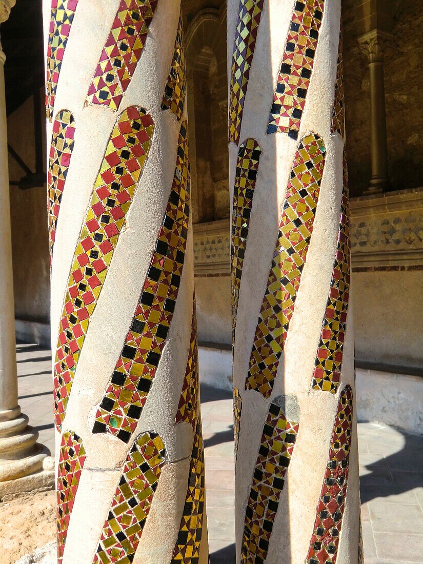 Palermo, Kathedrale von Monreale, bunte Klostersäulen, Sizilien, Italien.