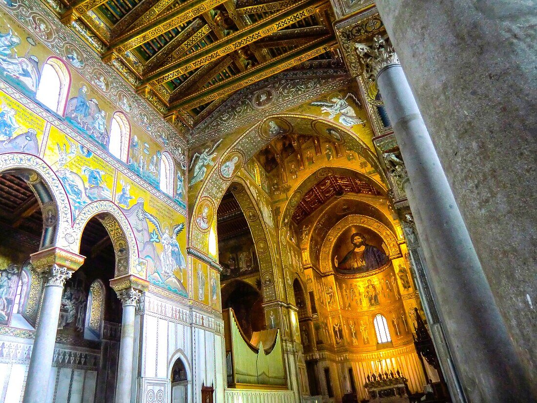 Palermo, Kathedrale von Monreale, das Innere der Kathedrale mit dem größten Zyklus byzantinischer Mosaiken in Italien, Sizilien. Italien.