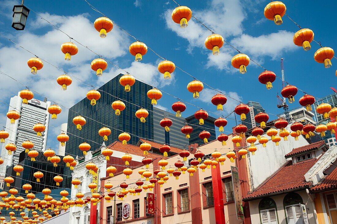 Singapur, Republik Singapur, Asien - Jährliche Straßendekoration mit Laternen entlang der South Bridge Road für das chinesische Neujahrsfest im Chinatown-Viertel von Singapur.