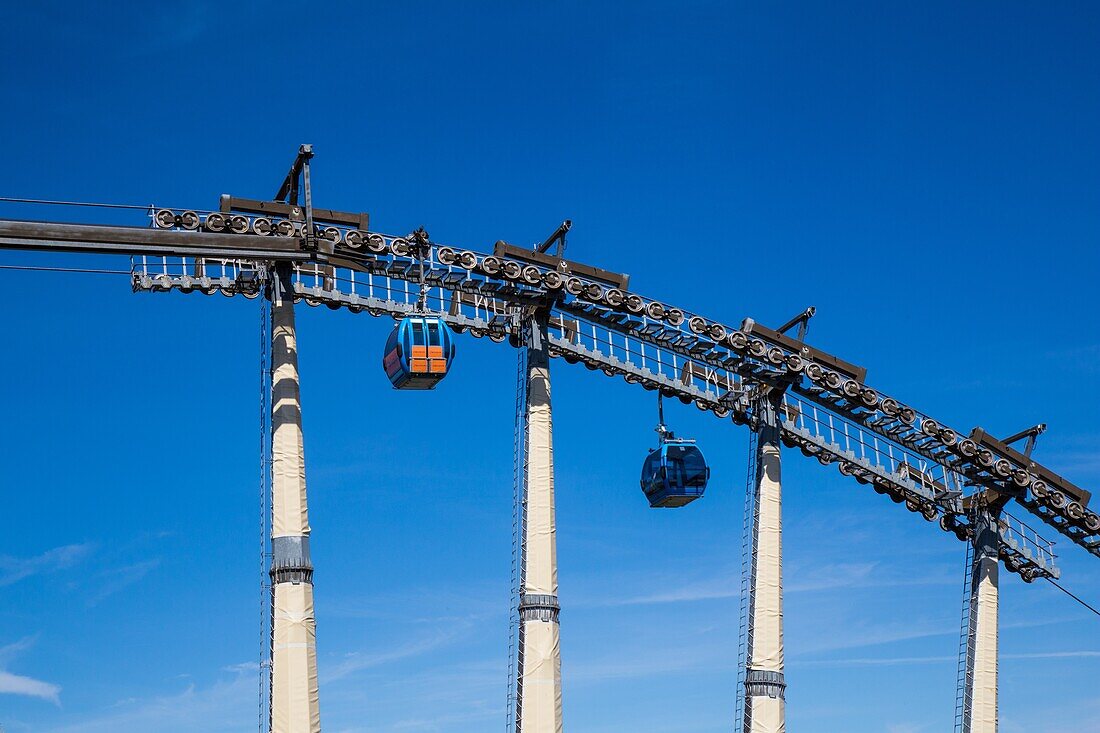 Seilbahn in den Bergen von Abetone, Berg Gomito, Pistoia, Toskana, Italien, im Sommer.